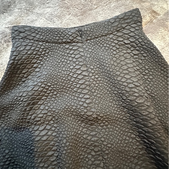 Black High Waist Skirt Midi Circle Textured Fabric Swing XS Small EUC Chic Light - Picture 4 of 8